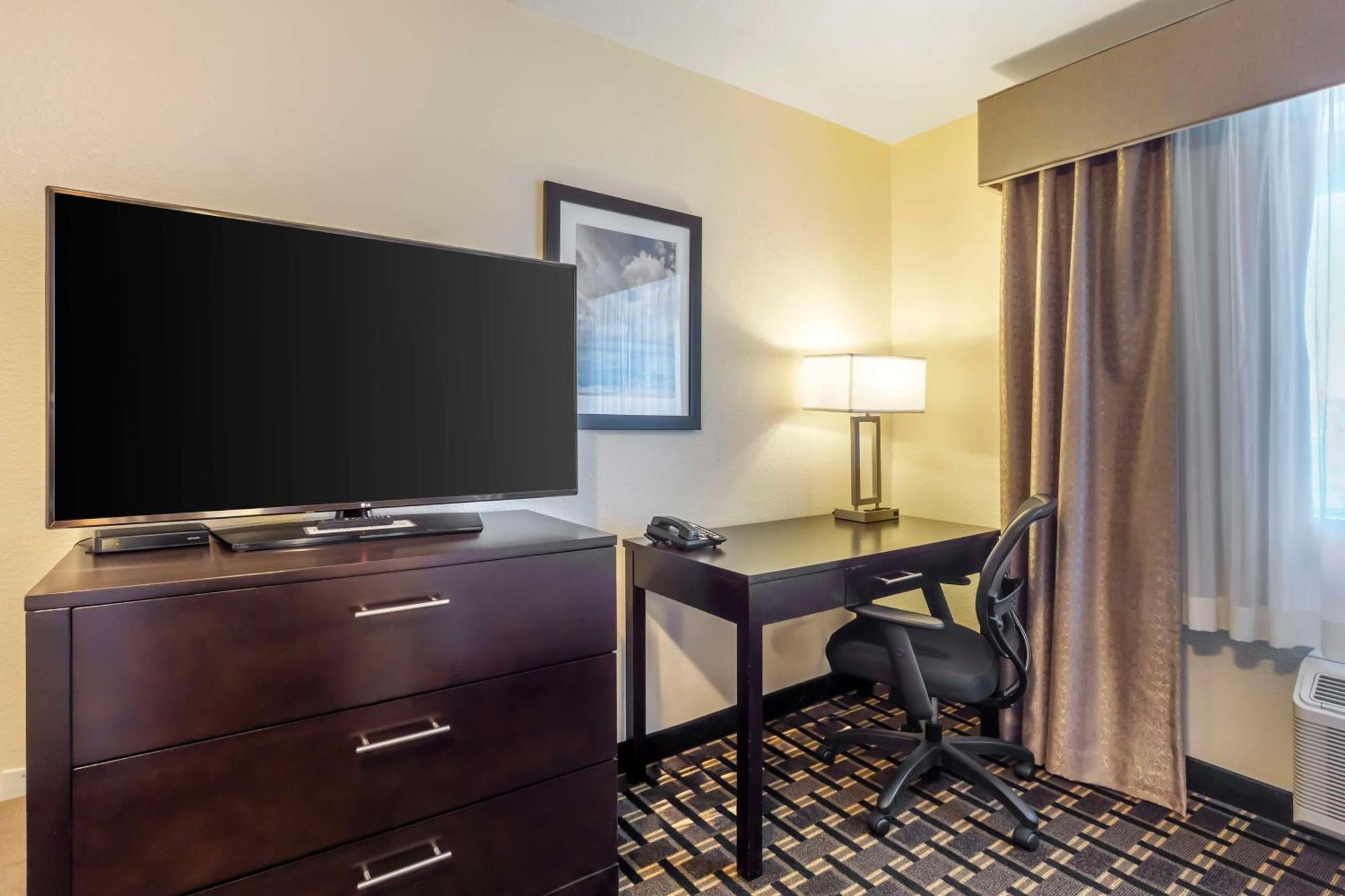 Best Western Plus Edmonds Harbor Inn Extérieur photo