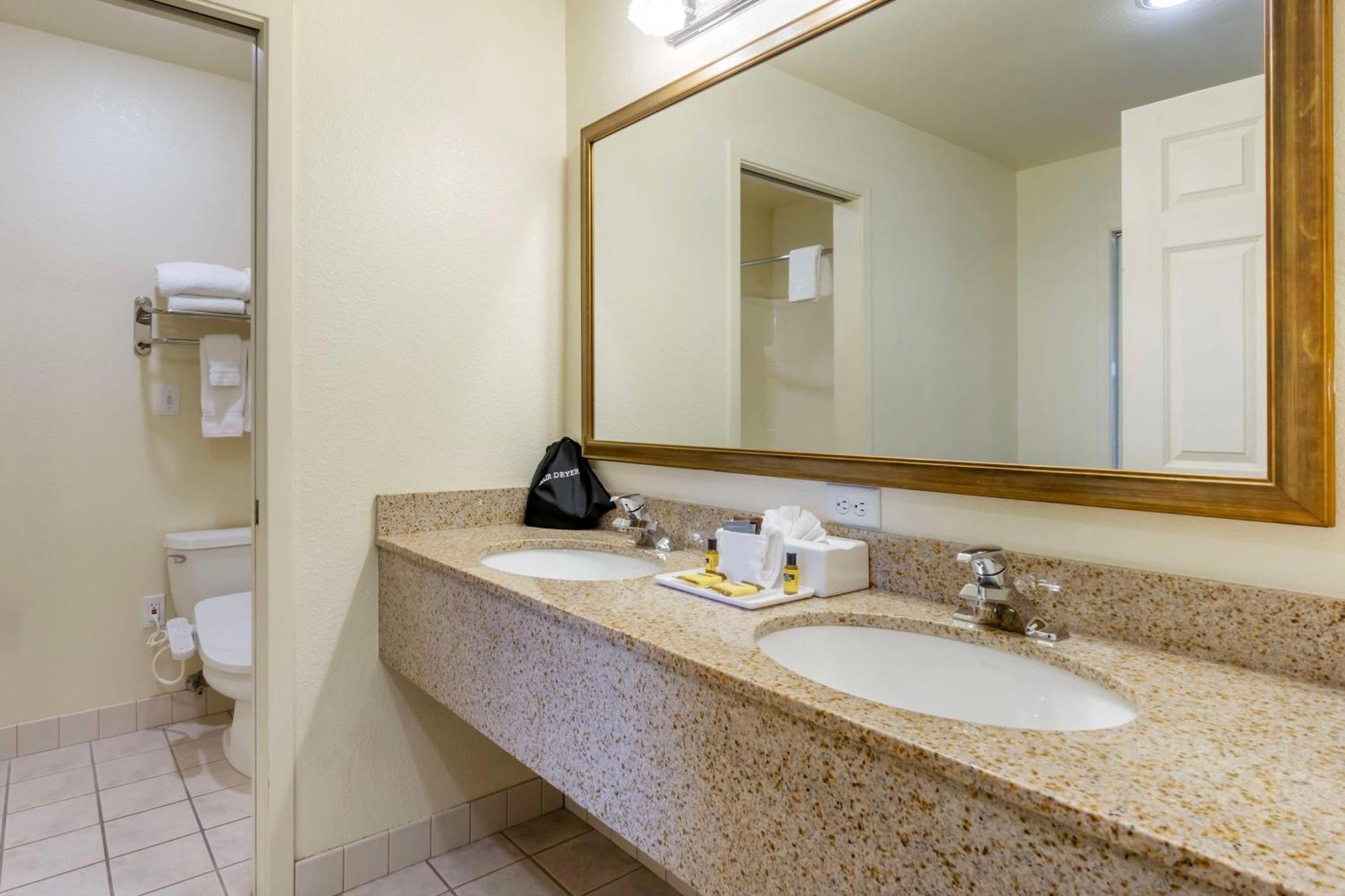 Best Western Plus Edmonds Harbor Inn Extérieur photo