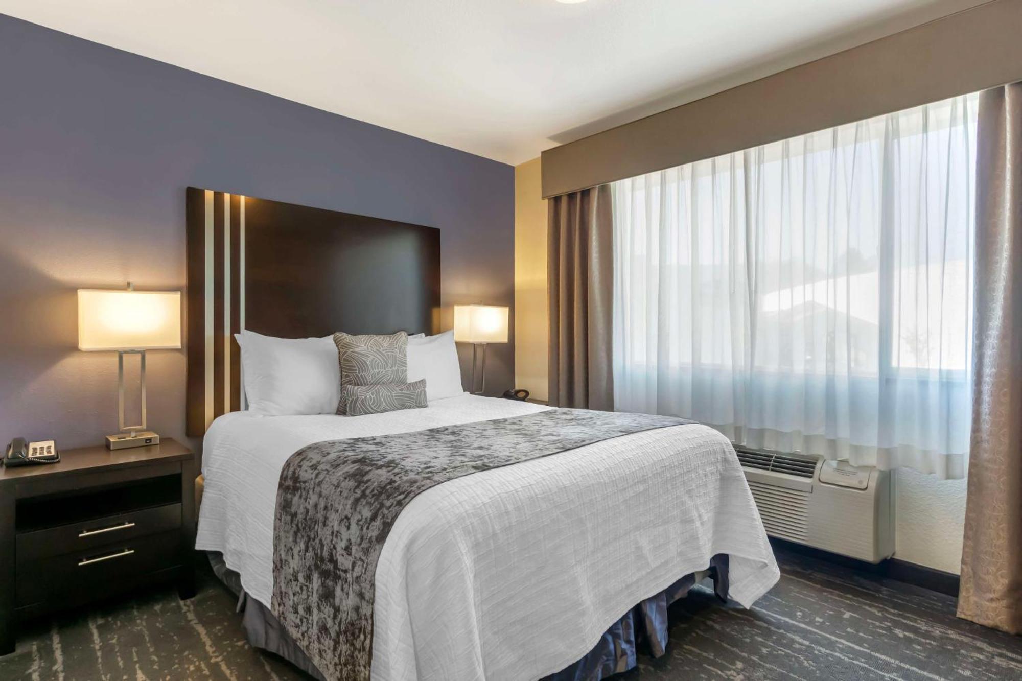 Best Western Plus Edmonds Harbor Inn Extérieur photo