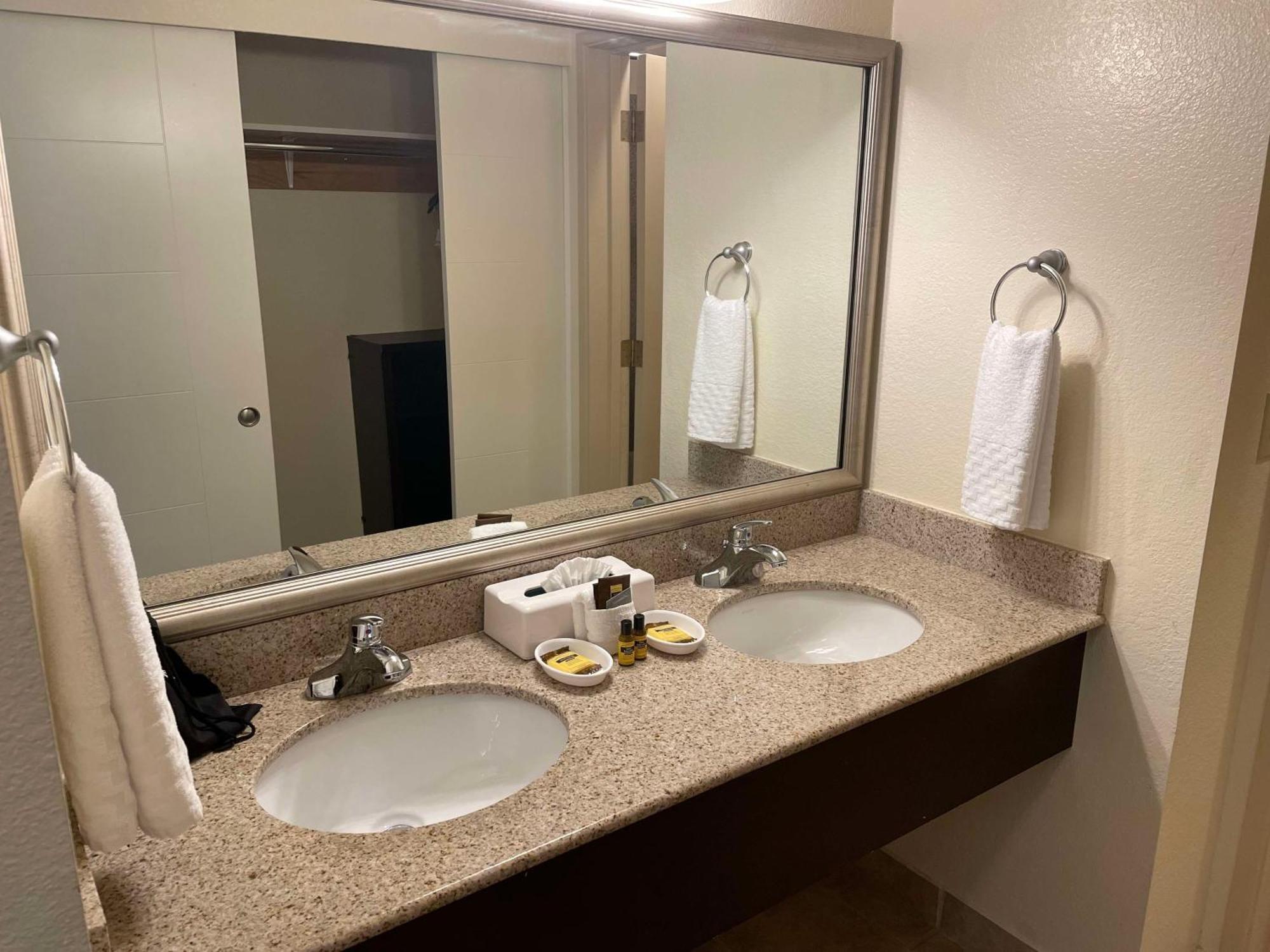 Best Western Plus Edmonds Harbor Inn Extérieur photo