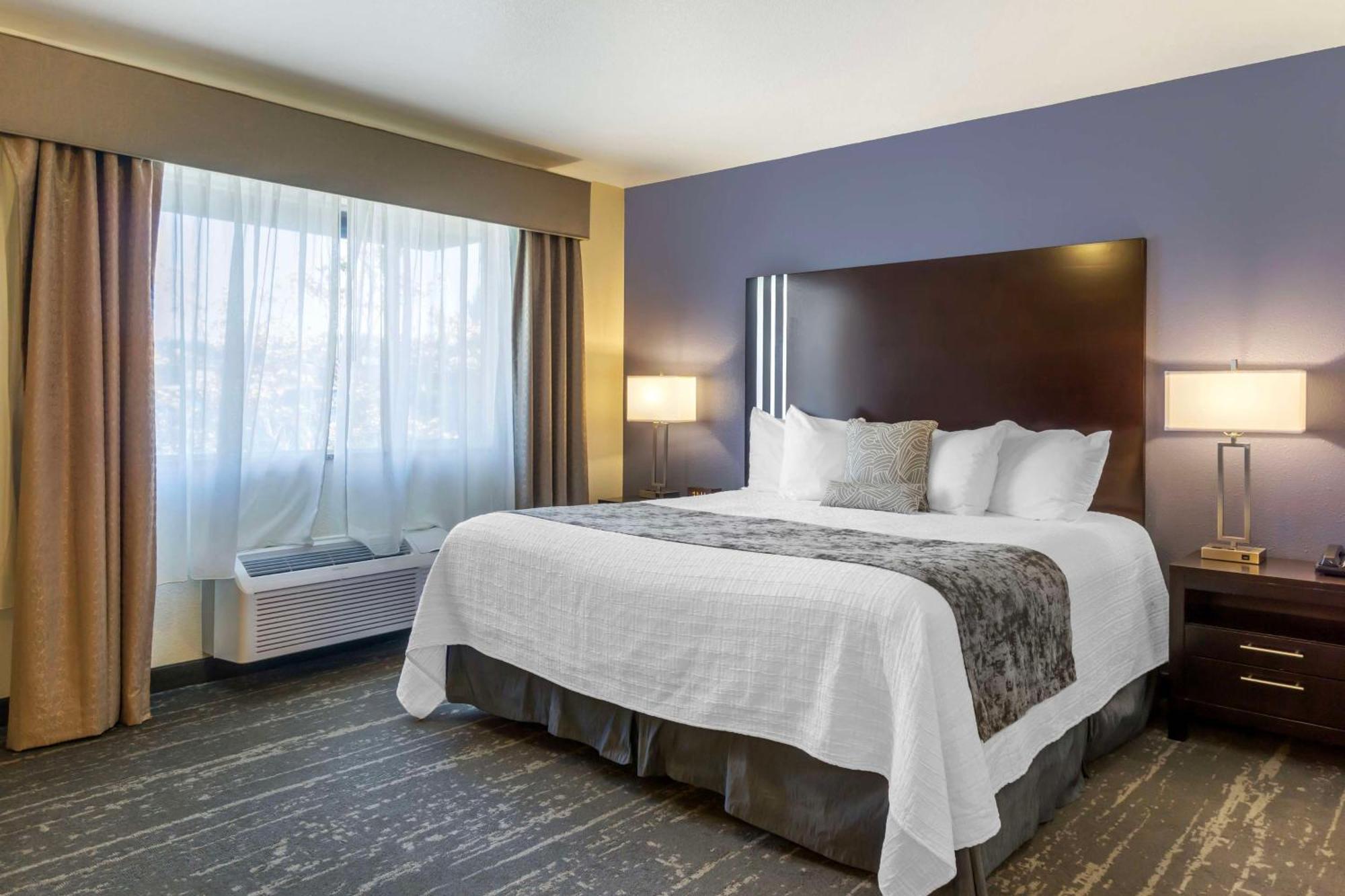 Best Western Plus Edmonds Harbor Inn Extérieur photo